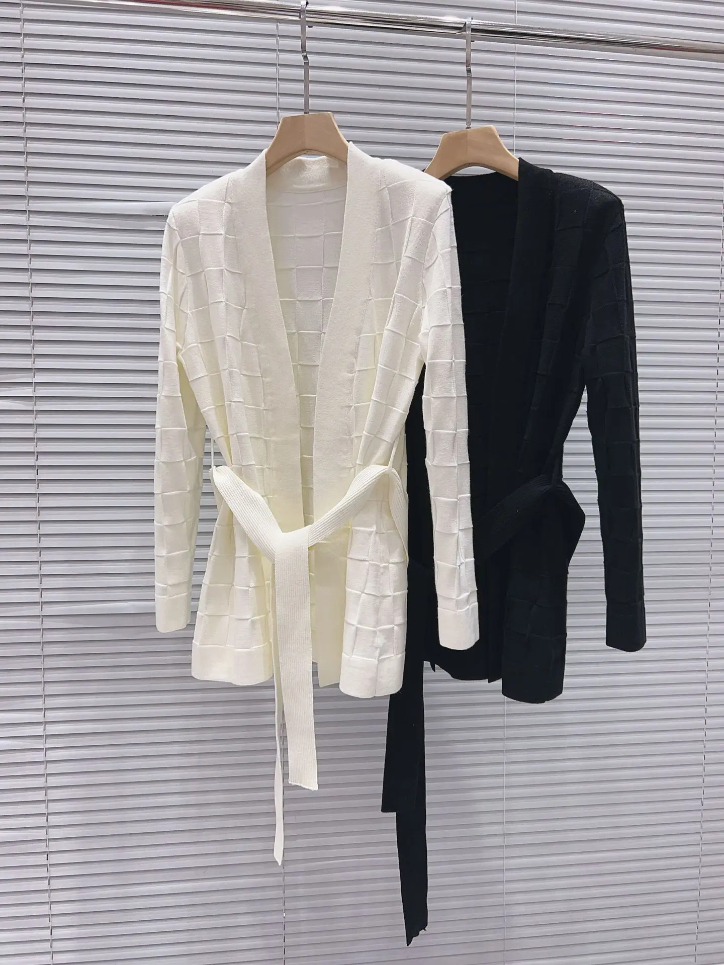 

High-End Version Parisian Luxury Chessboard V-Neck Slim Fit Knitted Cardigan Coat And Halter Dress Set for Women Fashionable