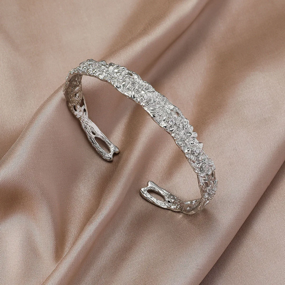 Cross-border new Xiyin women's bracelet, a retro personalized fold, fashionable personalized opening, women's diamond setting ma