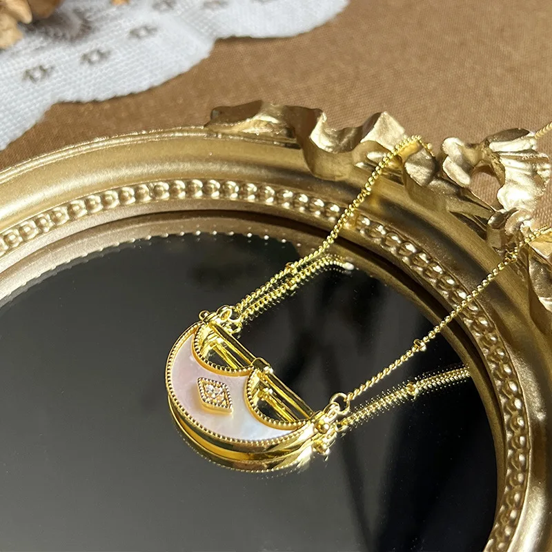 

Original Design Rippling Necklace White Fritillaria Meniscus Three-dimensional Hollow Clavicle Chain High Luxury Niche Fashion