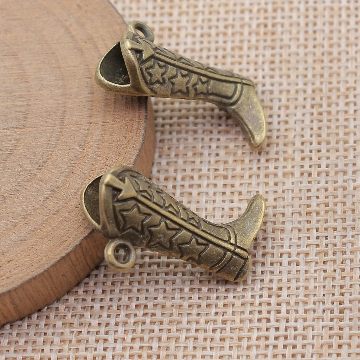 

6pcs 26x20x8mm(1.02x0.79x0.31inch) 2 Colors Antique Bronze Color Antique Silver Color 3D Cowboy Shoe Boots Charms Pendants