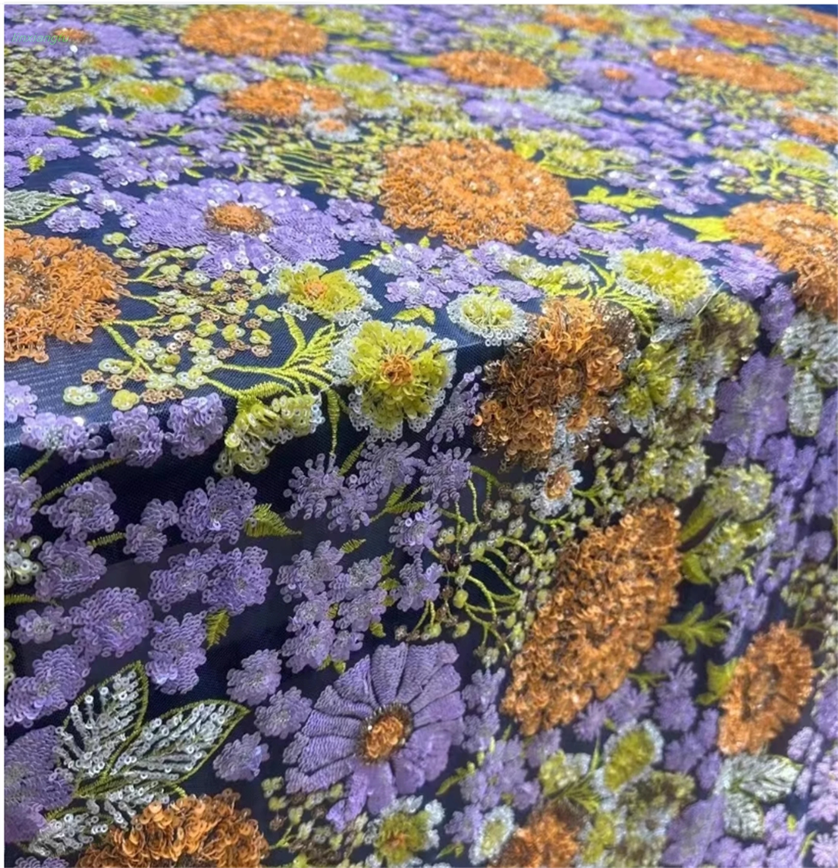 The new product features gold sequin embroidered lace fabric, and the designer has taken care of the cheongsam fabric