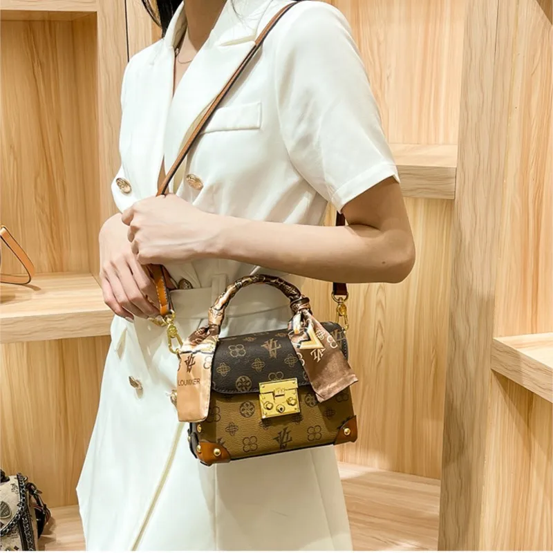

Brand women's handbag 2025 new autumn and winter retro commuting high-end designer shoulder crossbody bag trendy small square
