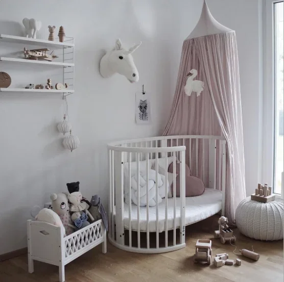 Nordisches multifunktionales höhenverstellbares Kinderbett aus Holz für Babybetten