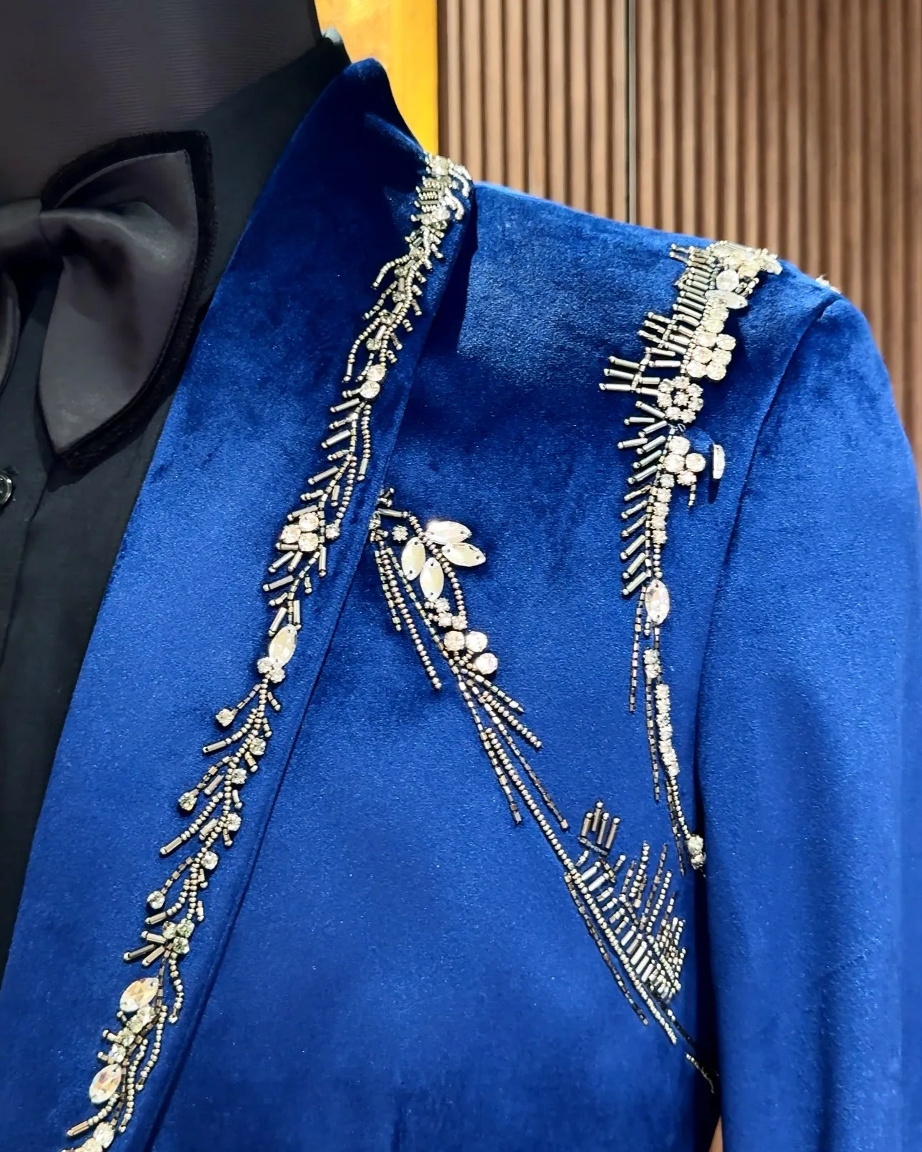 2025 جديد وصول بدل زفاف للرجل 2 قطعة السترة شال التلبيب زر واحد حجر الراين الديكور مساء ملابس الحفلات حسب الطلب