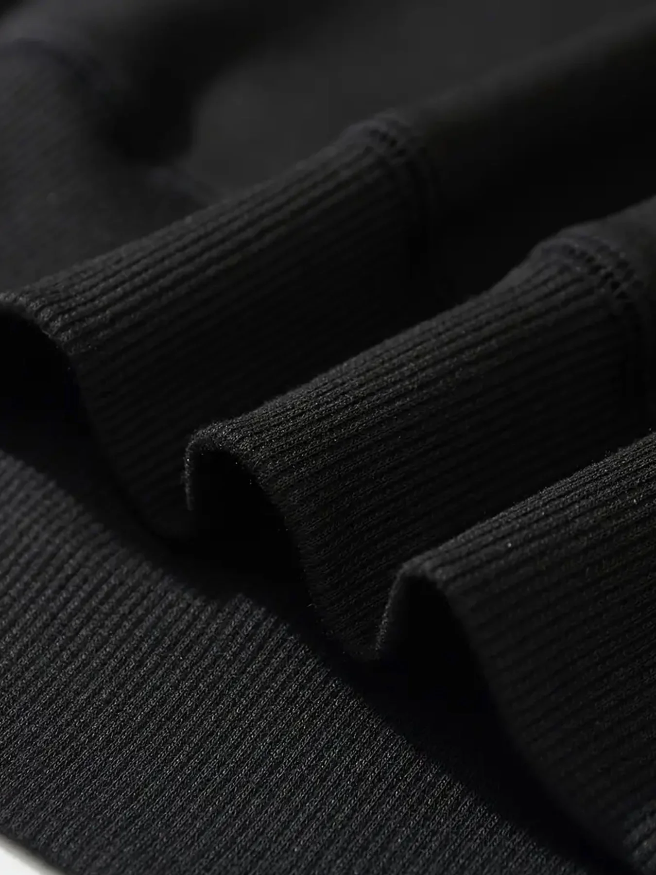 سويت شيرت رجالي كاجوال برقبة دائرية وطباعة جريئة باللون الأحمر والأسود بتصميم تجريدي مناسب بشكل منتظم ومتعدد الاستخدامات لأسلوب الشباب اليومي