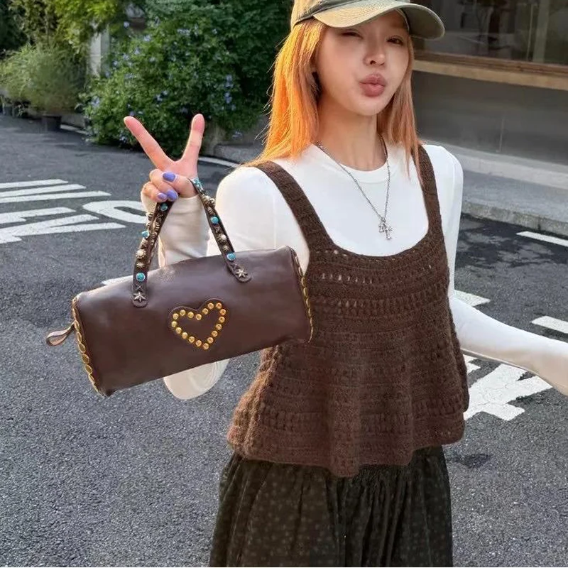 Vintage Handtasche mit Zylinderform und dunkelbraunem Griff, Damen Retro Distressed Barrel Bag, Handtasche mit Herz-Nieten-Dekor und Metallnieten – Detail 11