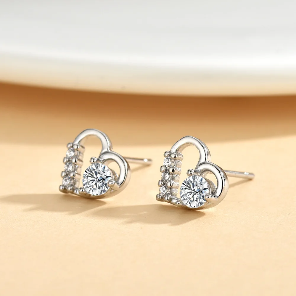 

Fashionable pure silver needle moissanite heart-shaped stud earrings for women, light luxury and versatile heart earrings MED-37