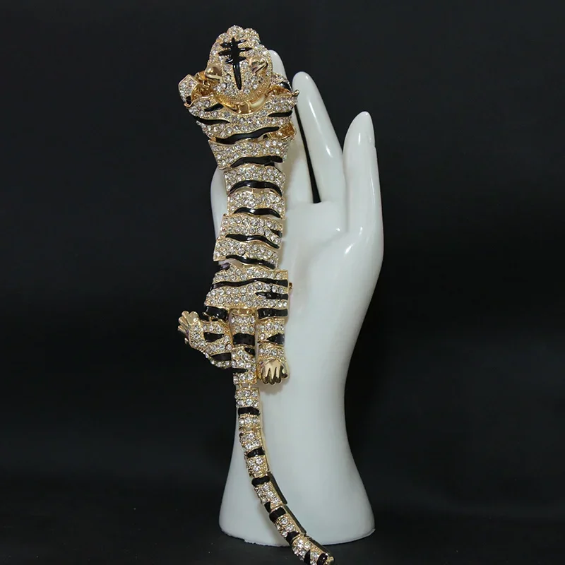 Oversized and exaggerated tiger brooch, hanging collar accessories, shawl accessories