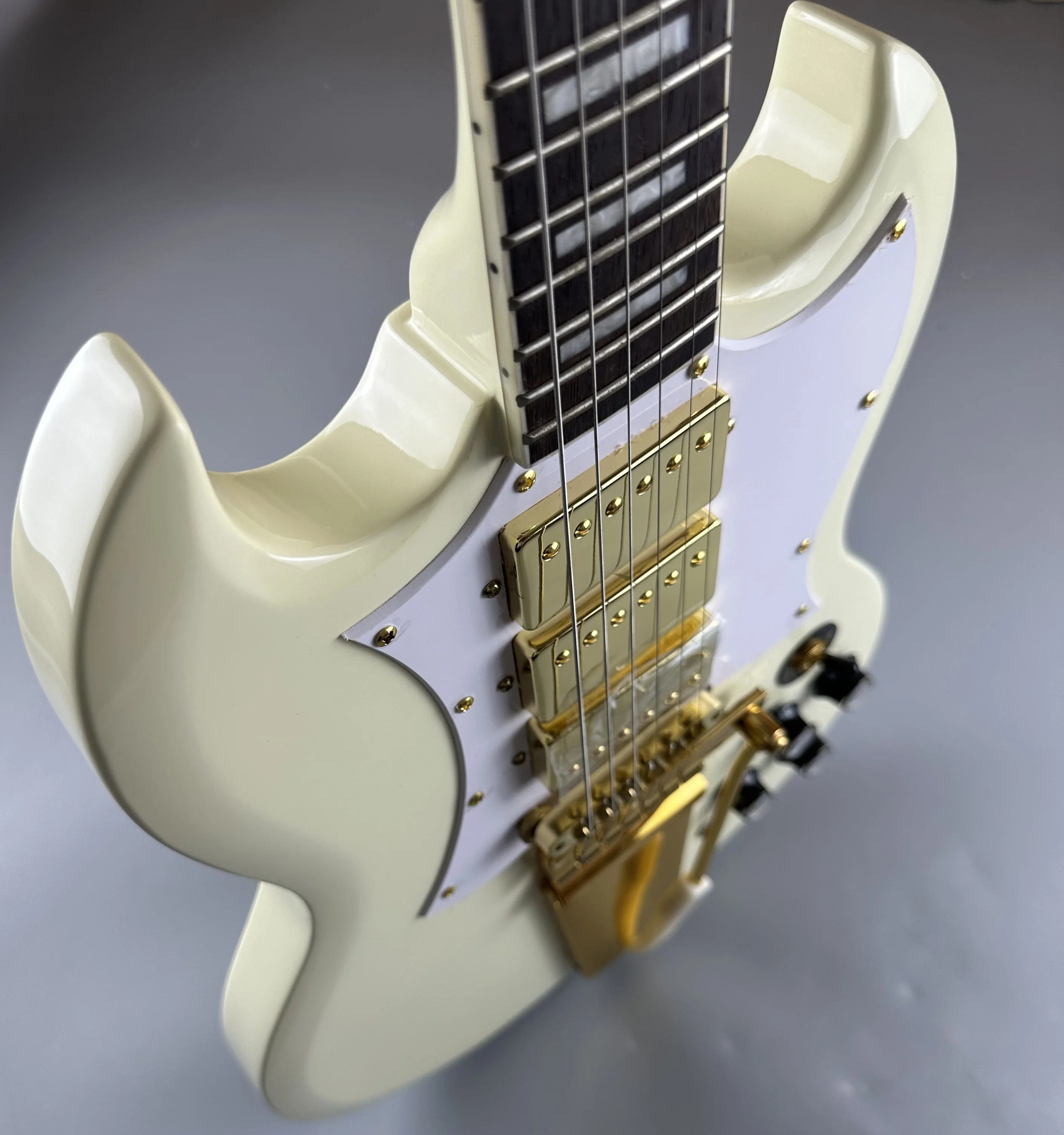 Customized electric guitar, SG electric guitar, cream white, gold vibrato, in stock, lightning package