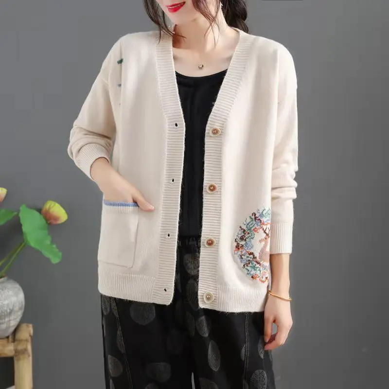 Autumn New Retro Loose Versatile Women\'s Patchwork V-neck Button Pocket Cardigan Sweater Embroidered Long Sleeved Knitted Top