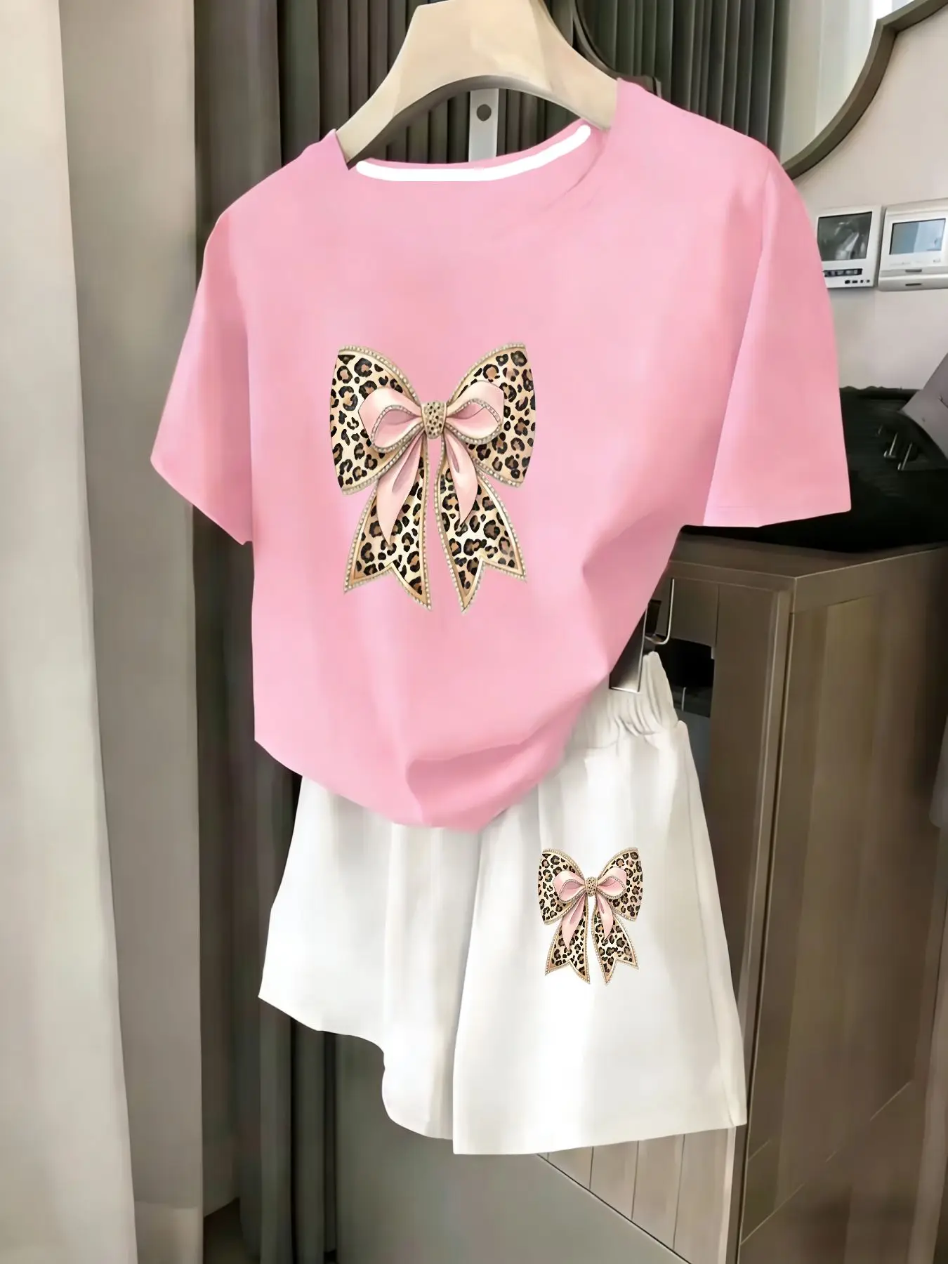 

Женский комплект из 2 предметов, летний комплект для пляжного отдыха, повседневная футболка с круглым вырезом и короткими рукавами, шорты с эластичной резинкой на талии, удобный костюм