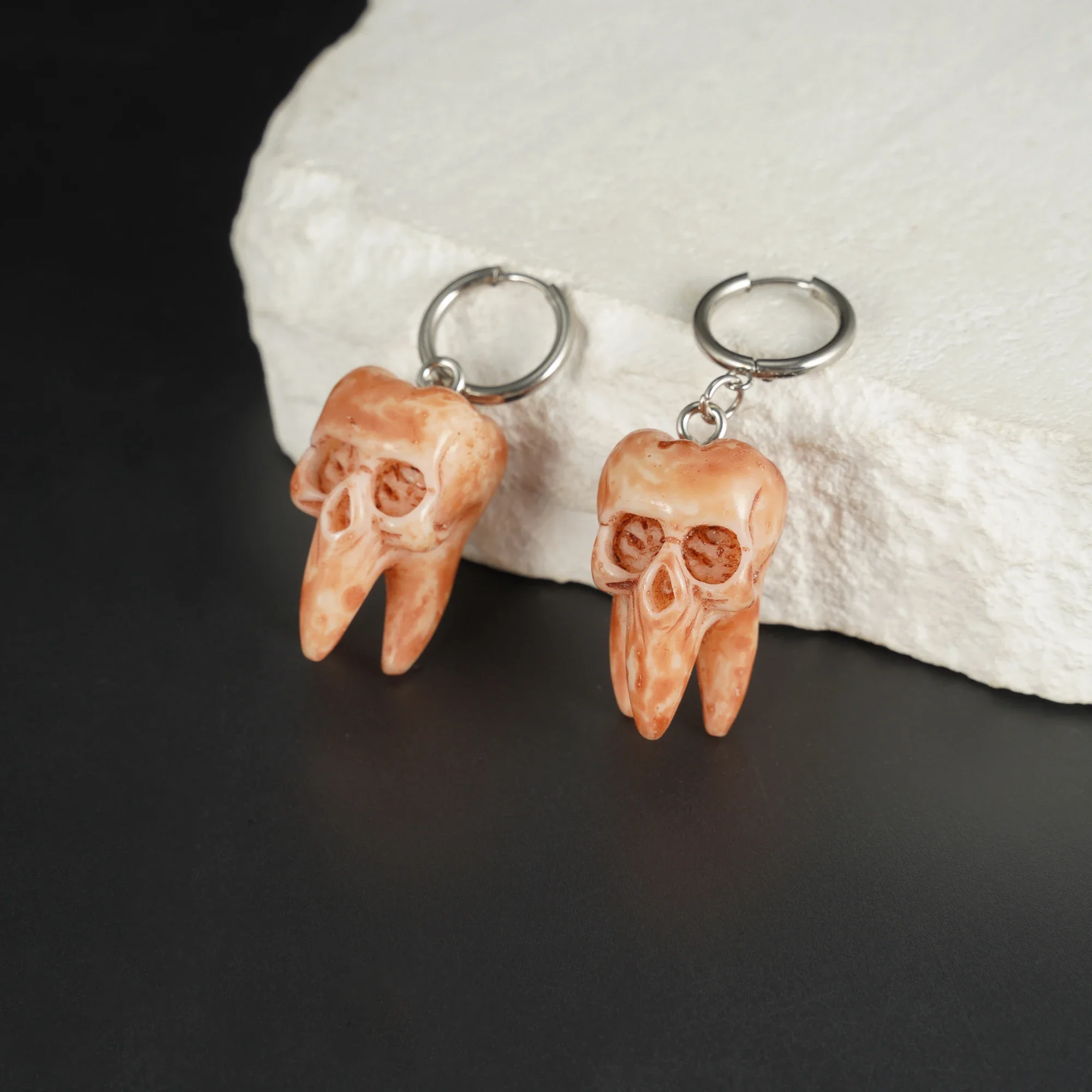 Goth Skull orecchini Halloween Handmade Skull Tooth orecchini a cerchio resina Gothic Punk Style Dark Horror Jewelry ciondola il regalo delle donne