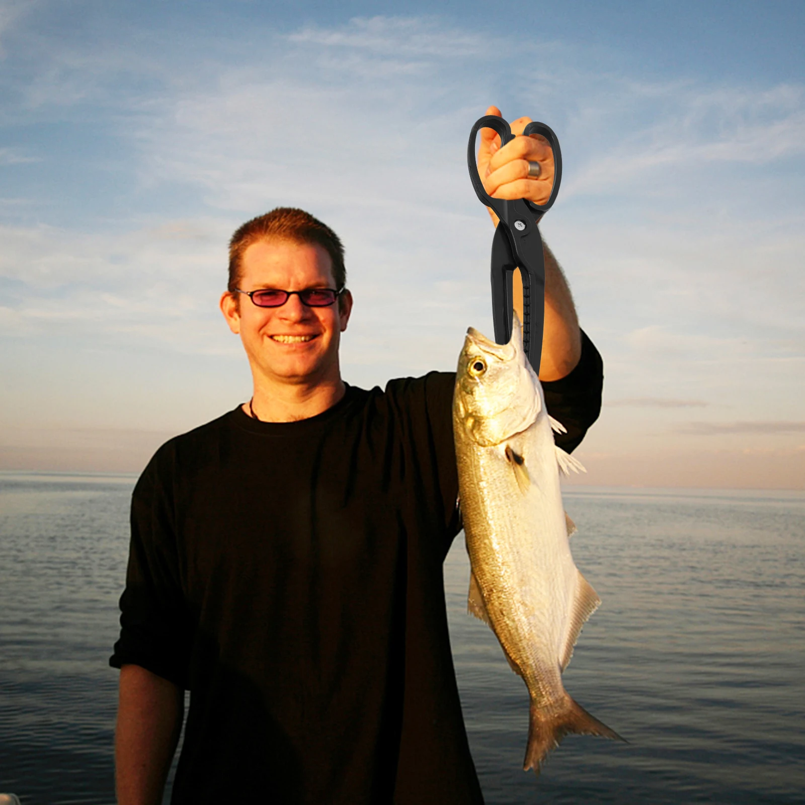 

1Pcs Fish Clamping Grip Black Handle Skid-Proof Fish Controller Fishing Pliers Hook Remover Freshwater Saltwater Tool