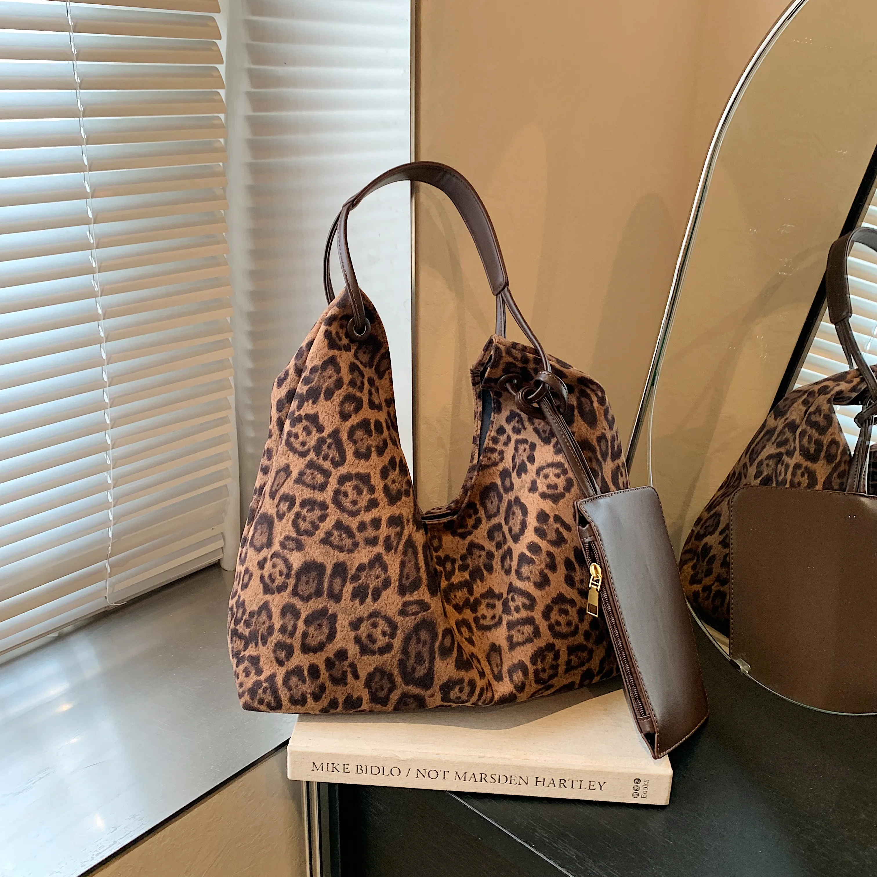 

High-end retro bag lady cross-shoulder tote bag 2024 new niche fashion one-shoulder commuter bag