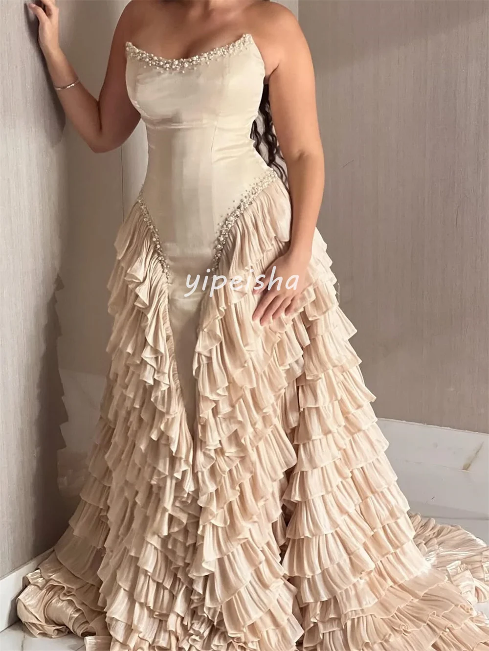 カスタマイズされた複雑なマッチングプリーツティアードパールラインストーンAラインストラップレスロングドレスオーダーメイドオケージョンドレス高品質