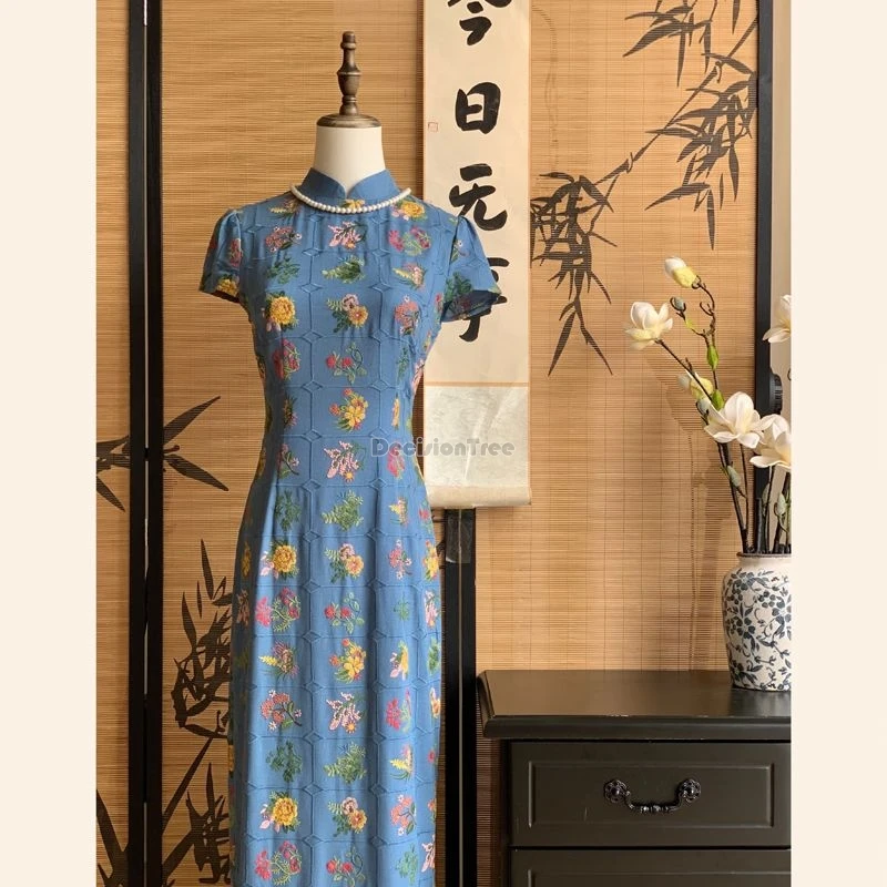 

Новое летнее женское платье-ципао в китайском стиле с воротником-стойкой, элегантное, синее, в стиле ретро, с улучшенным кроем, для повседневной носки, с цветочной вышивкой, приталенное, длинное.