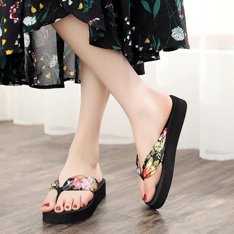 Flip Flops Women Retro Floral Platform Shoes Satin Wedges Beach Resort Shoes New Women Fashion Light Home Slippers Zapatos Mujer