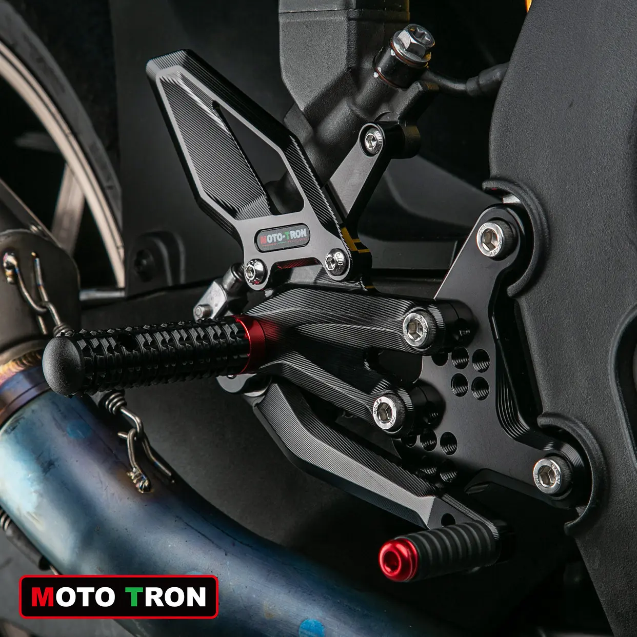 MOTO-TRON Motorcycle CNC Adjustable Rear Set Rearsets Footrest Foot Rest For ZXMOTO 820RR