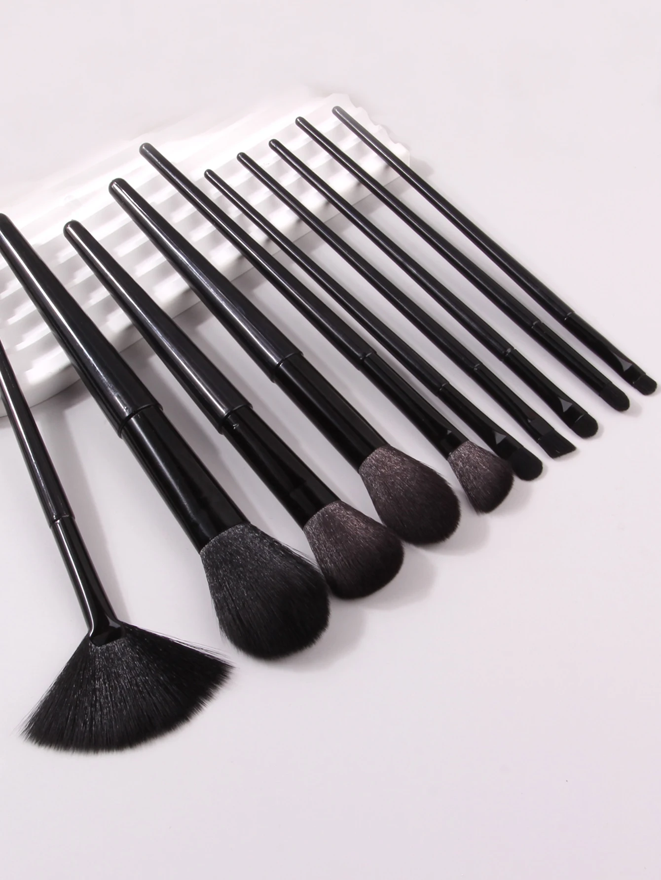 Conjunto de pincéis de maquiagem pretos de cerdas macias de 10 peças de alta qualidade, pincéis de base/blush/ombra, ferramentas de beleza diárias para iniciantes