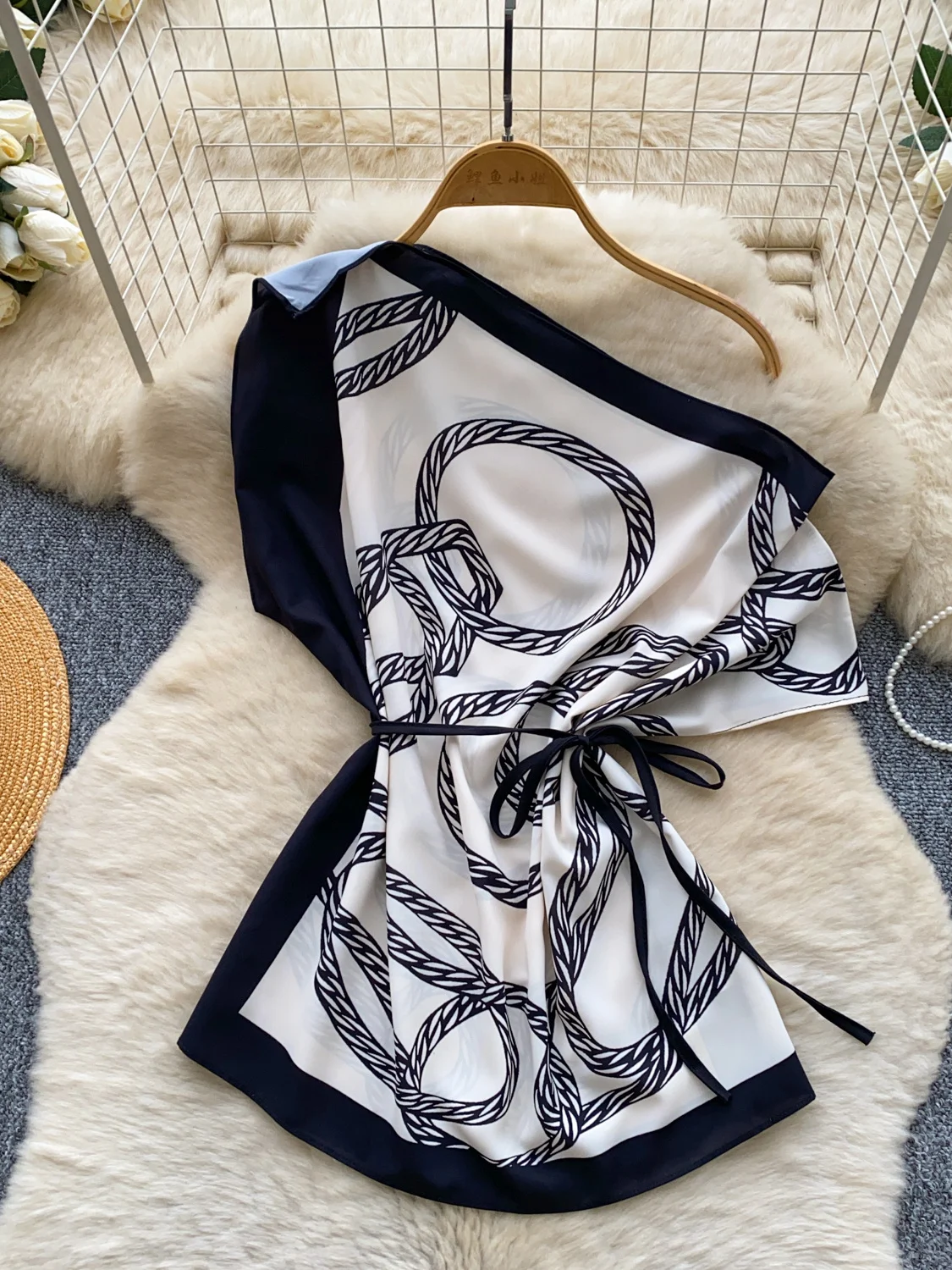 

Корейская стильная повседневная свободная женская рубашка: летний модный топ с принтом на плечах, поясом и утягивающим эффектом на талии, универсальная блузка