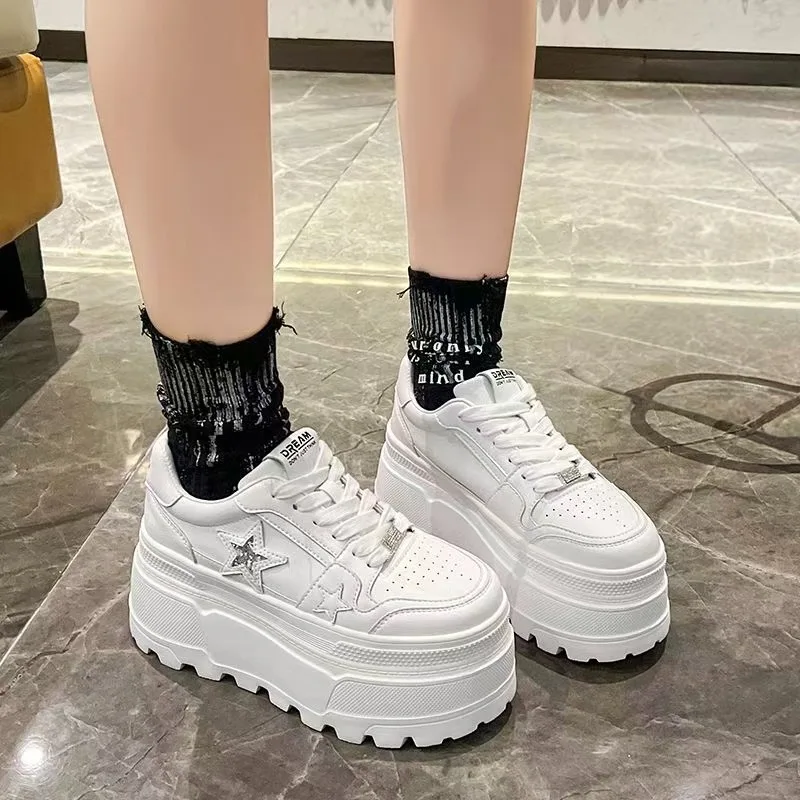 

Женские повседневные белые кеды на толстой подошве из губчатого материала, новинка Весна/Лето 2026, в стиле Nais, модные и универсальные