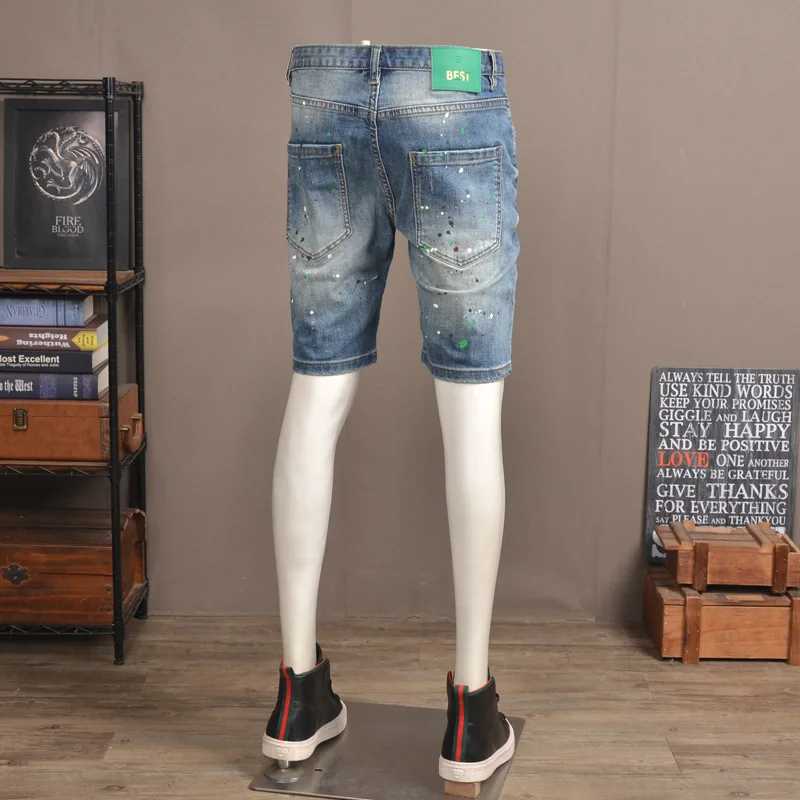 Verão fino rasgado denim shorts masculino na moda marca spray pintado elástico fino ajuste pés pequenos raspado remendo casual calças cortadas