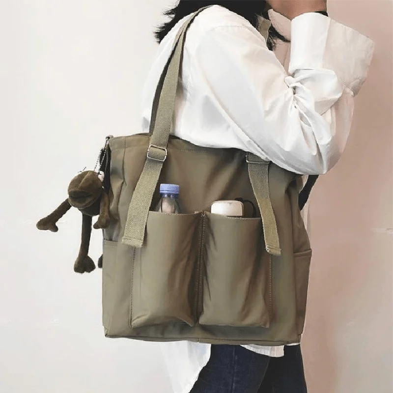 Geräumige Canvas-Tasche, geeignet zum Tragen über der Schulter/in der Hand. Ideal für den täglichen Arbeitsweg und als Tragetasche für Studenten.