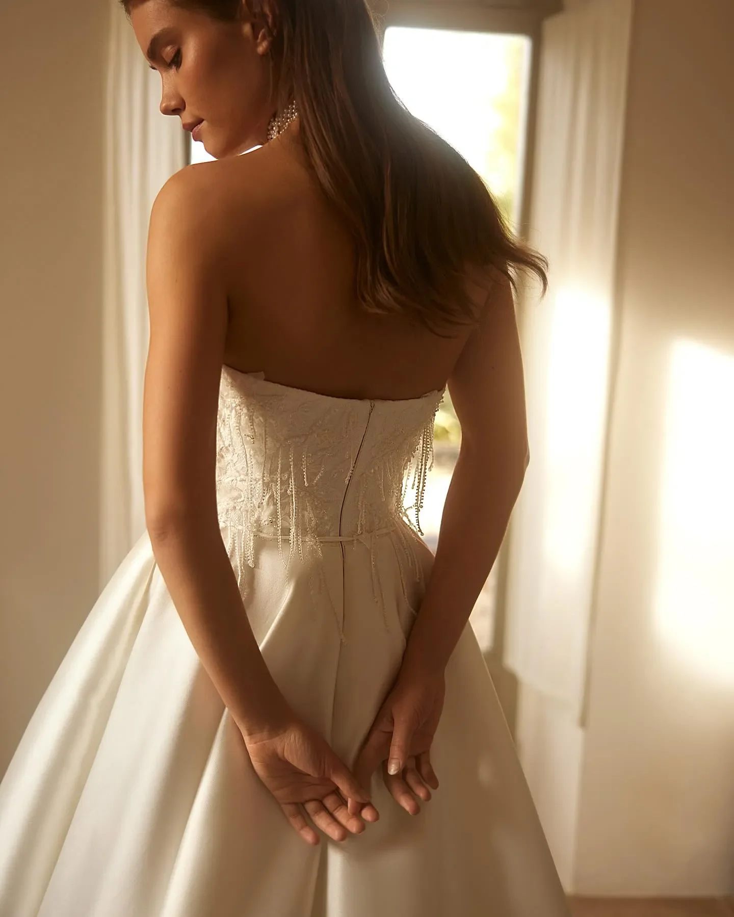 Maßgeschneidertes elegantes romantisches A-Linie-Satin-Brautkleid mit Gürtel, Prinzessin-Hochzeitskleid, sexy Schatz, rückenfrei, Aufkleber, Fransen, Strand-Brautkleid