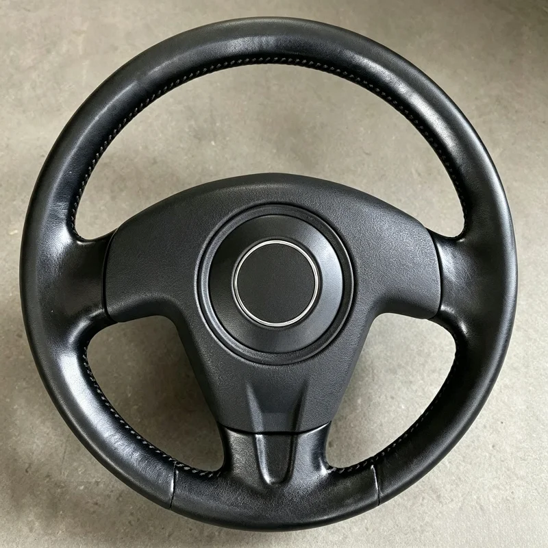 For 2004-2006 SEAT Ibiza dedicated hand-stitched steering wheel cover, thin and breathable full-wrap style