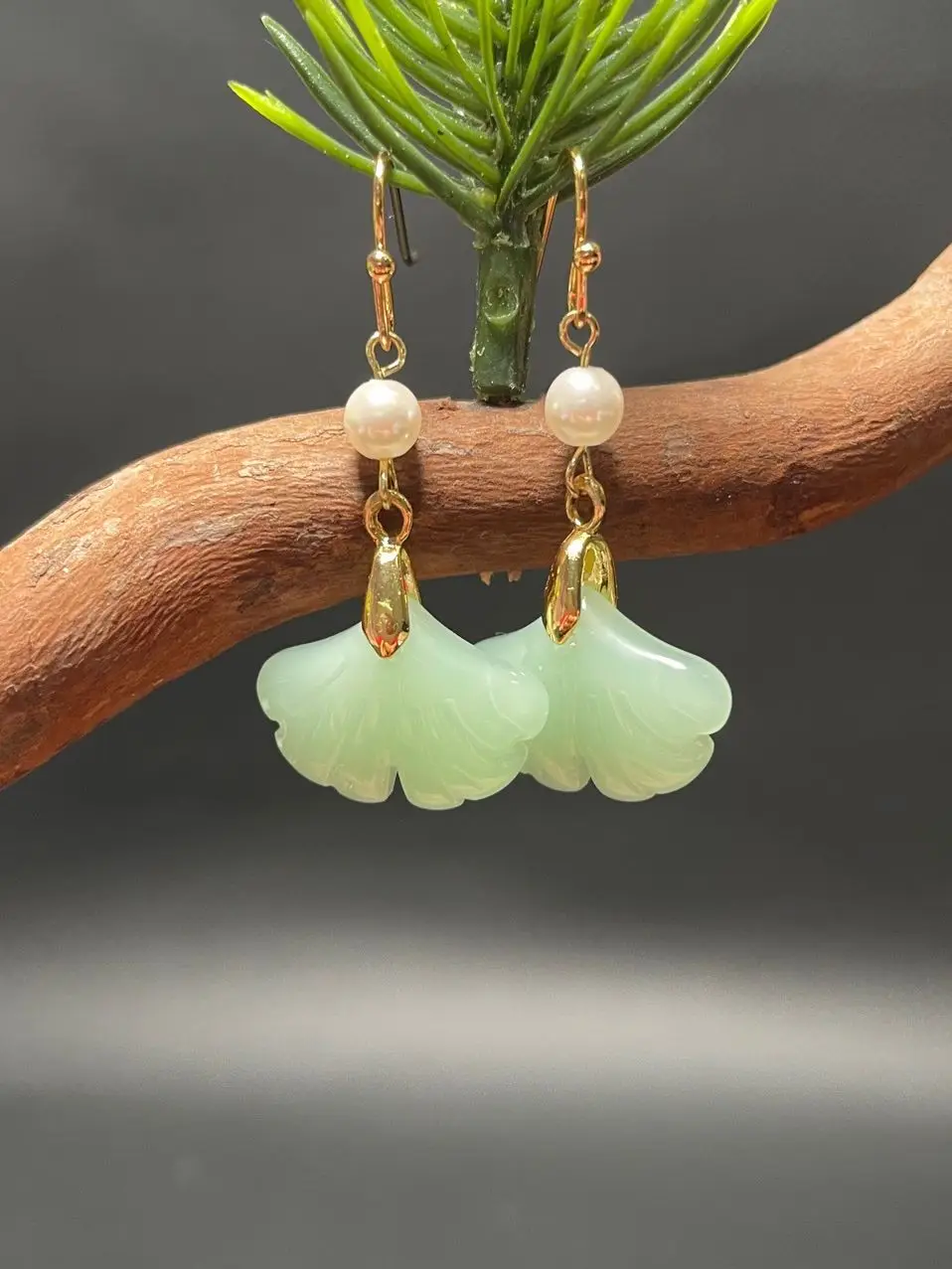 Retro Natural Green Jade Ginkgo Leaf Style Pearl Drop Earring 14K Gold Chinese Ancient Stone Jade Hook Earrings for Women Gift