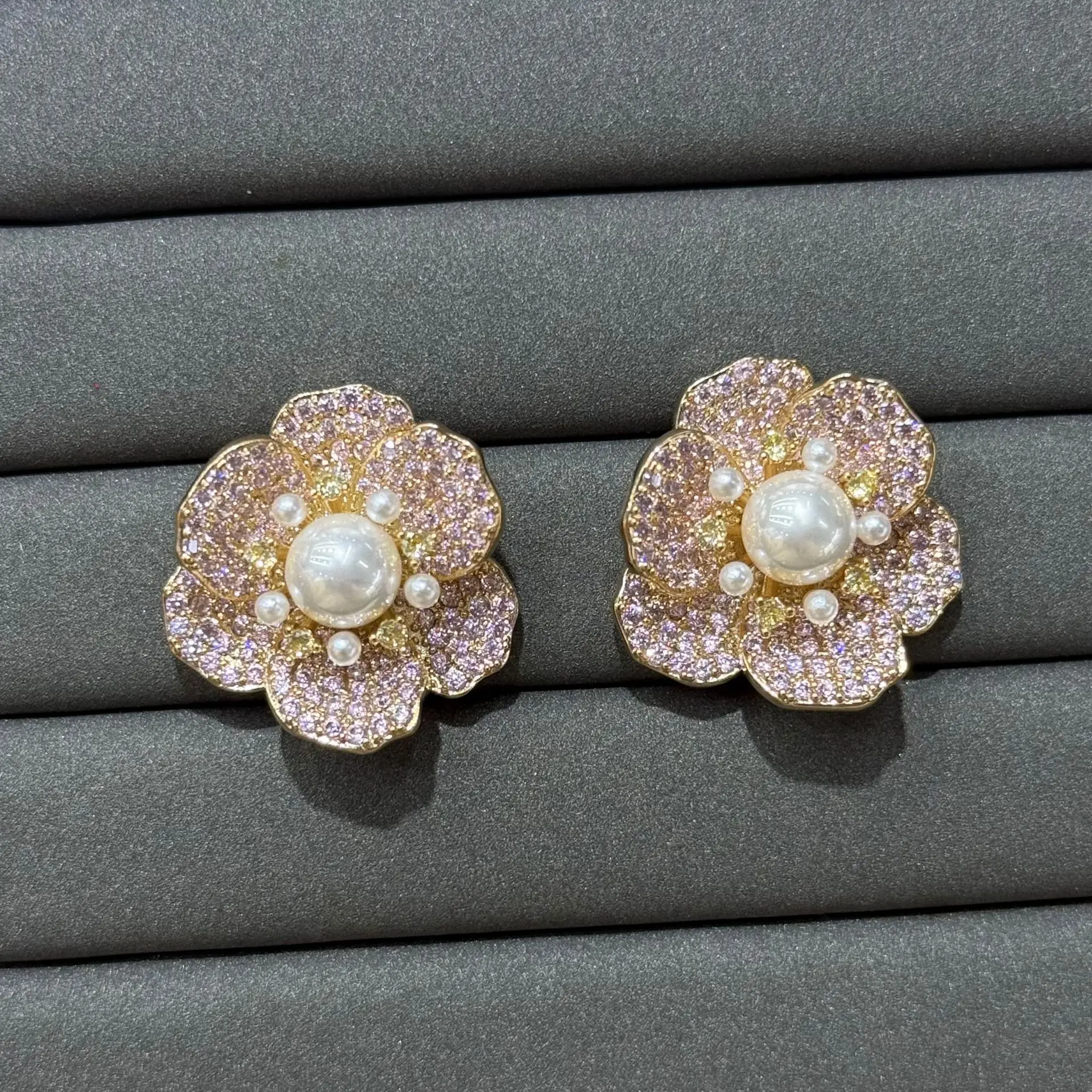 boucles-d'oreilles-clous-fleur-scintillantes-en-zircon-cubique-pour-femme-bijoux-fantaisie-petales-floraux-bleus-roses-blancs-cadeau-mignon
