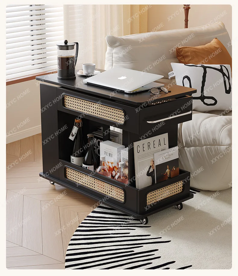 A mesa de centro francesa retrô com borda de vime pode ser movida e levantada