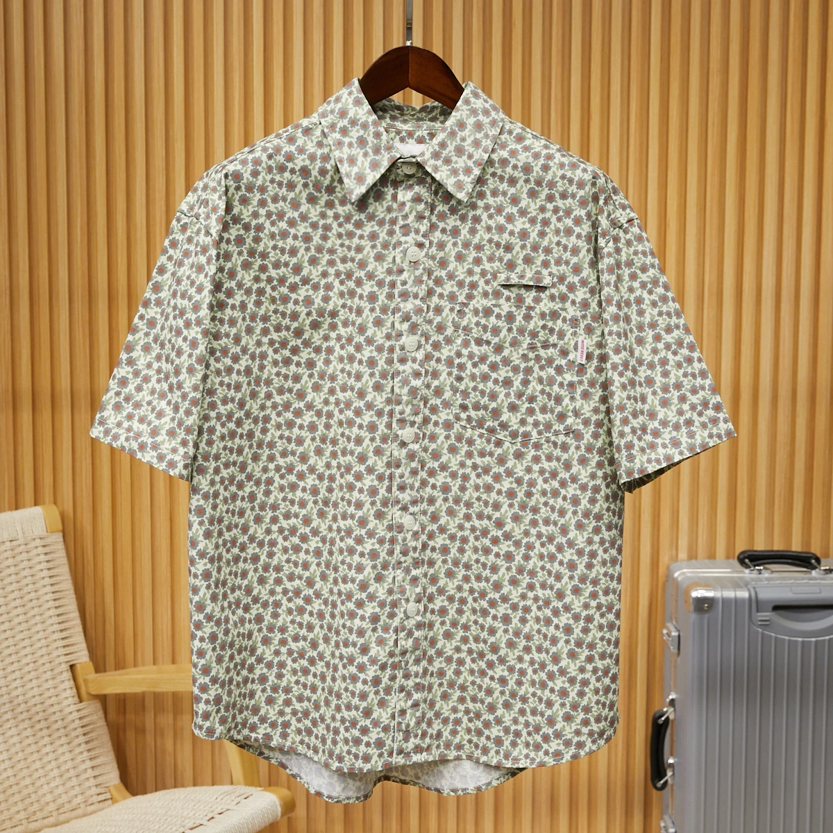 

Retro Luxury Fre Daisy Print Men's Casual ort Sve irt Crisp Form Fit Summer Thin Stand Edition Summer irt