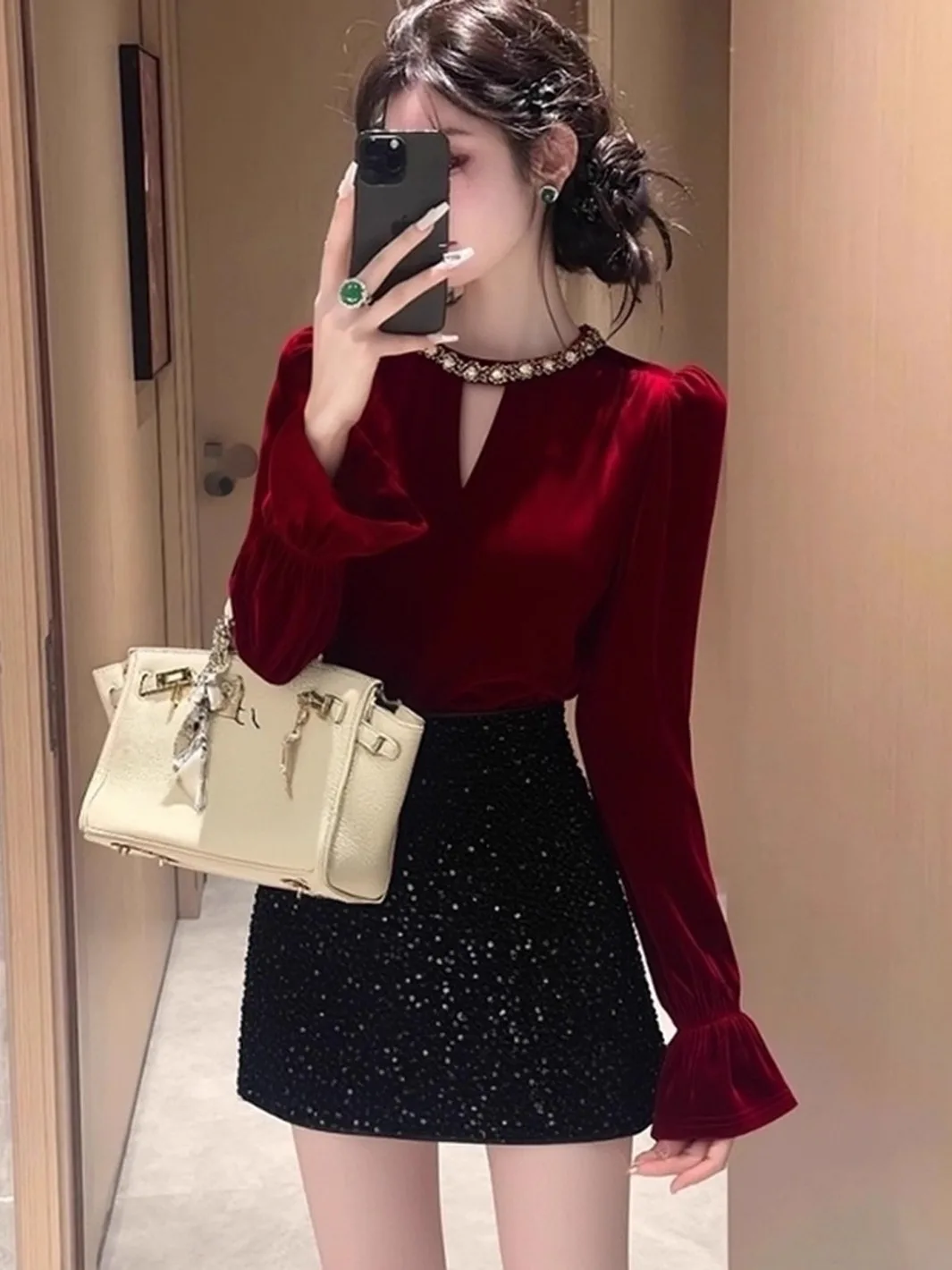 

Красная бархатная женская рубашка: новая осенне-зимняя модель с вырезами, бисером, длинными рукавами, приталенным силуэтом, расклешенными рукавами и воротником-стойкой.