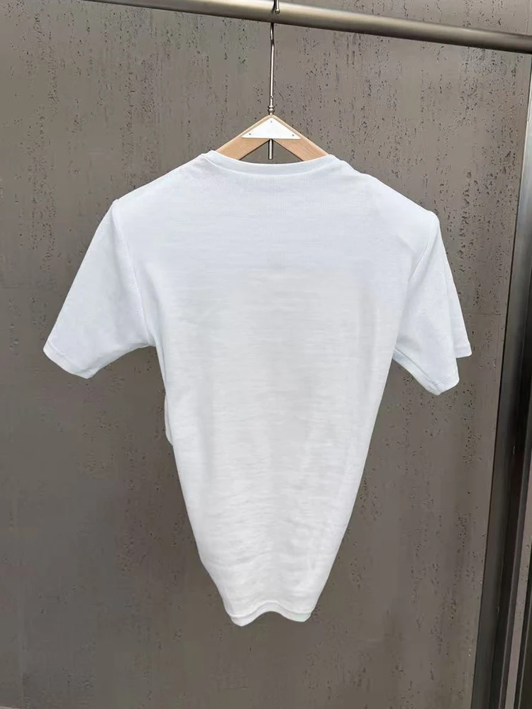 Stylish and versatile cropped short-sleeved T-shirt, Y2K style knotted design, ribbed crew neck, padded shoulders.
