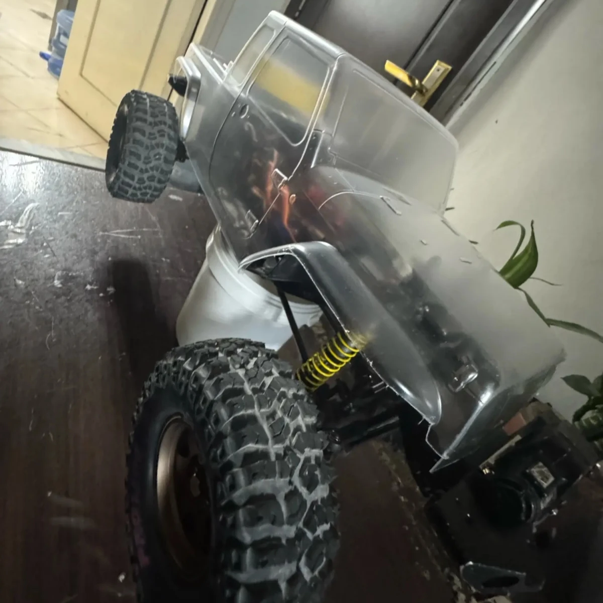 

Корпус для радиоуправляемого краулера из прозрачного поликарбоната, масштаб 1/10, подходит для шасси RC-модели с колесной базой 313 мм.