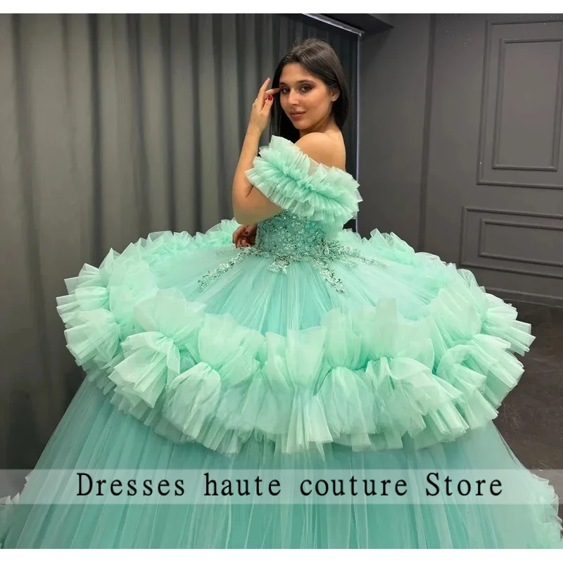 Sprookjesachtige gelaagde Quinceanera-jurken voor meisjes Uit de schouder A-lijn Geplooide applicaties Vestidos De 15 Plus Aangepast