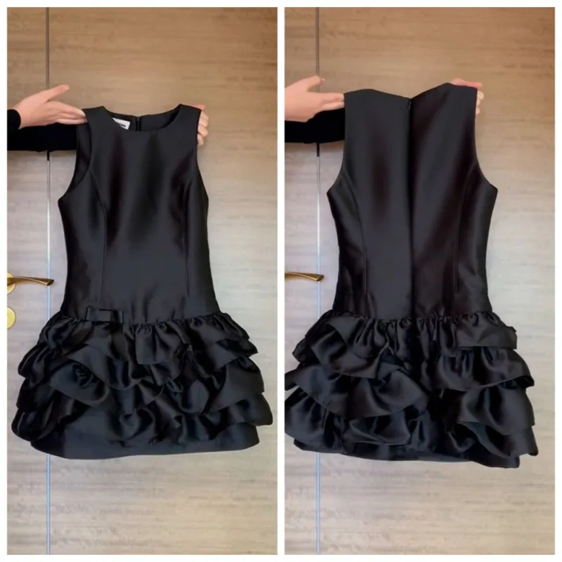 Gonna corta da socialite con temperamento stile vacanza francese Abito con gilet con giunture in raso di acido acetico nero Primavera ed estate