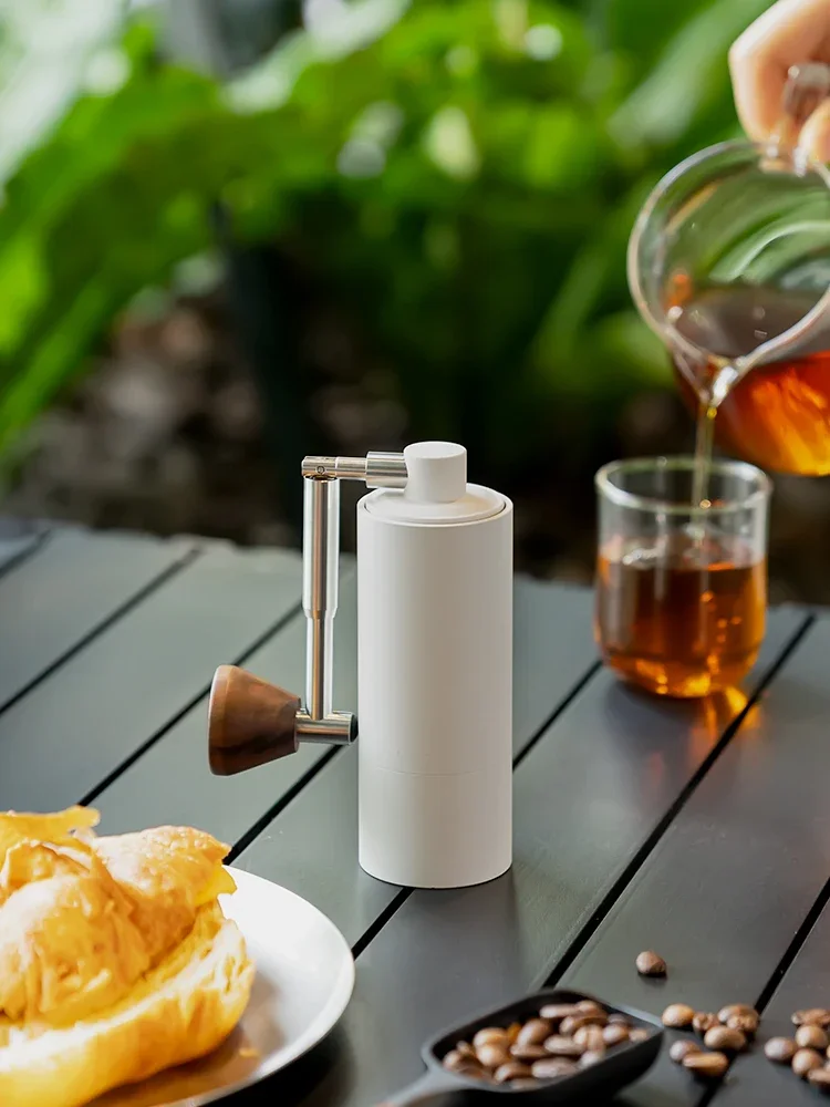 مطحنة يدوية محمولة قابلة للطي من Taimo Chestnut Nano لحبوب البن المنزلية، مع تحديد موضع المحور المركزي