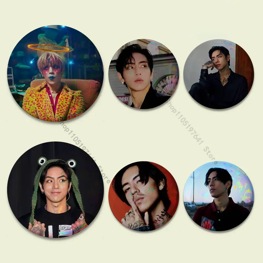 

DPR Ian Singer Christians Y-Yu Reflective Pin Tinplate Round Brooch Cartoon Cosplay Badges for Bag Hat Toys Gifts