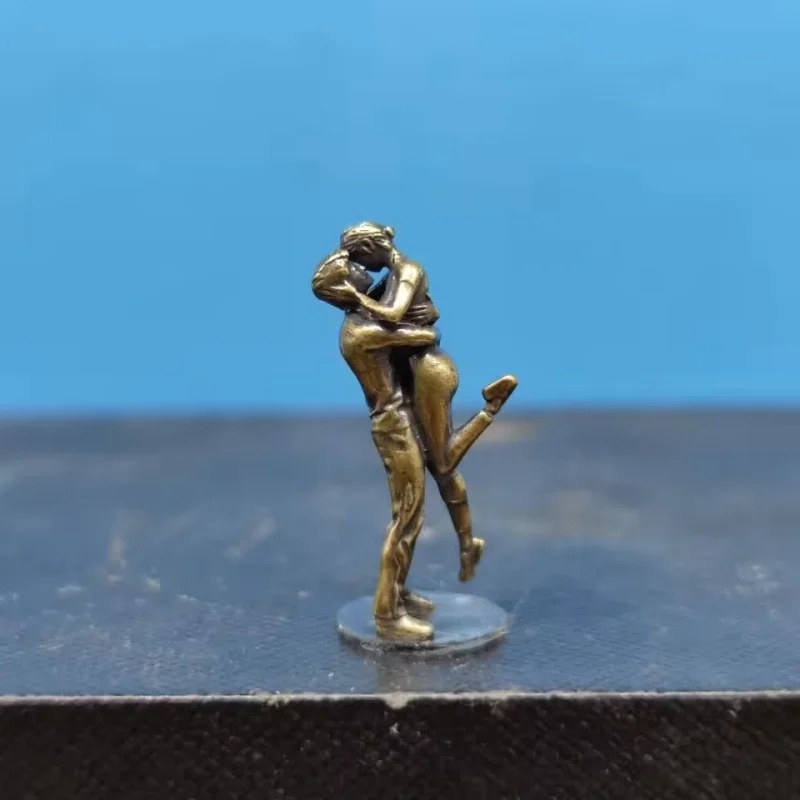 Miniature Couple Embracing Figures, Car Model Scene Micro Landscape Figurines, People Diorama, Home Decor & Collector's Ornament