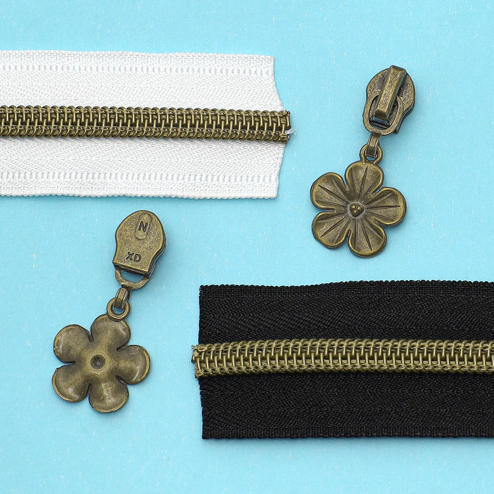 طقم واحد (450 سم سحاب + 10 رؤوس سحاب)، 5 # سحاب من النايلون ذو الأسنان النحاسية القديمة، ورقة سحاب زهر البرقوق البرونزي #2