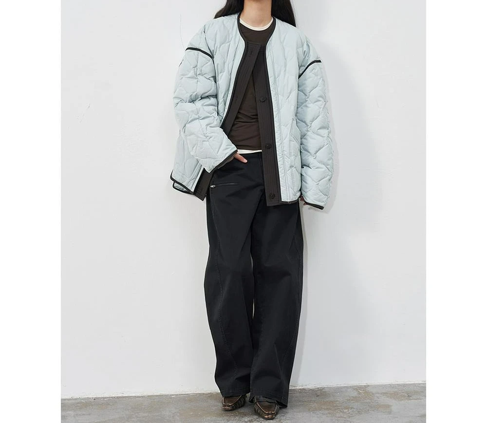 سترة شتوية جديدة لعام 2025 بألوان متباينة وربطات مزيفة ورياح كسولة ورقبة دائرية سترة بيضاء مبطنة للأسفل #2