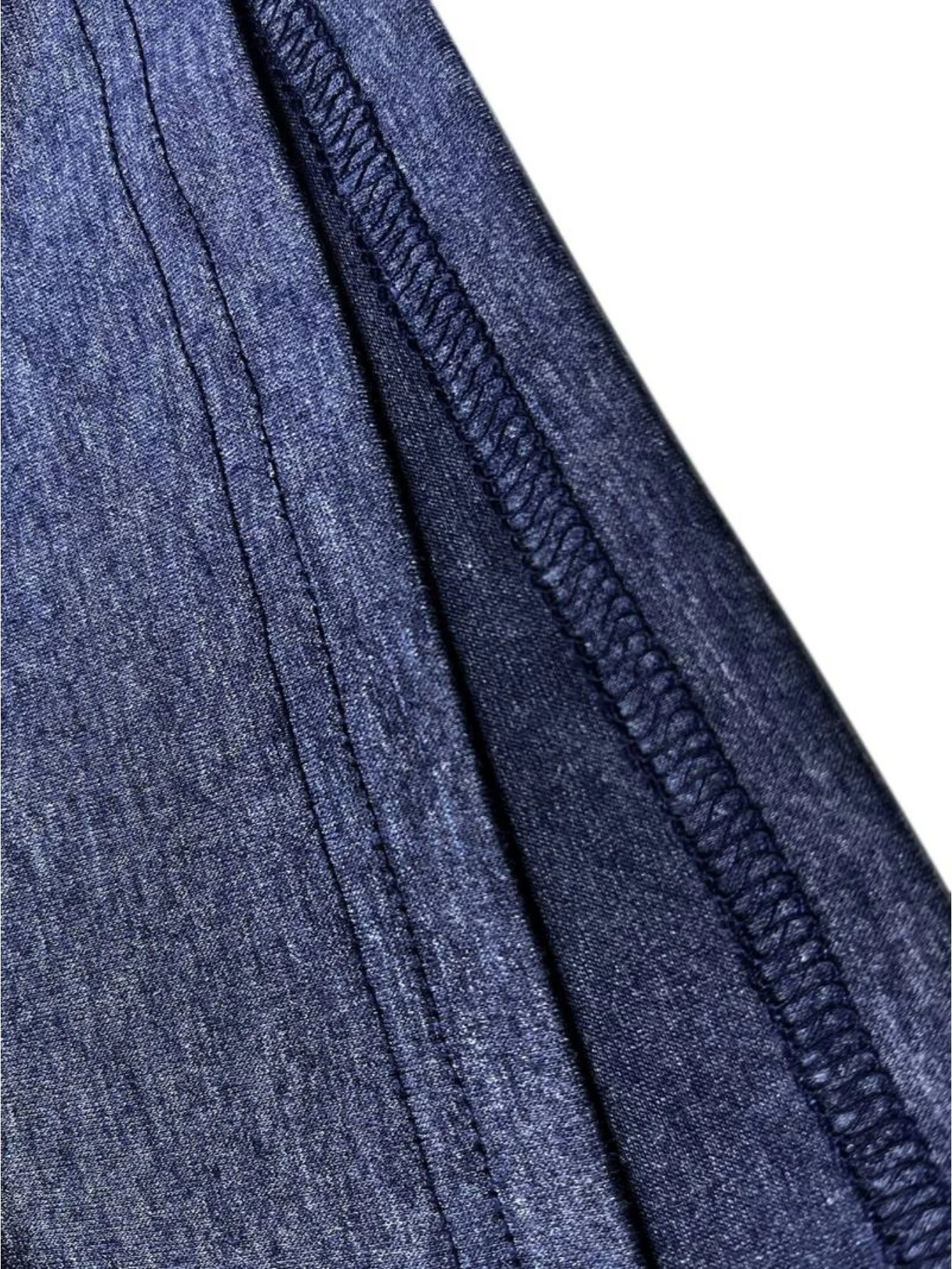 プラスサイズのレディース ブラック半袖 T シャツ、レトロな花柄、結び目裾デザイン、カジュアルでスタイリッシュ