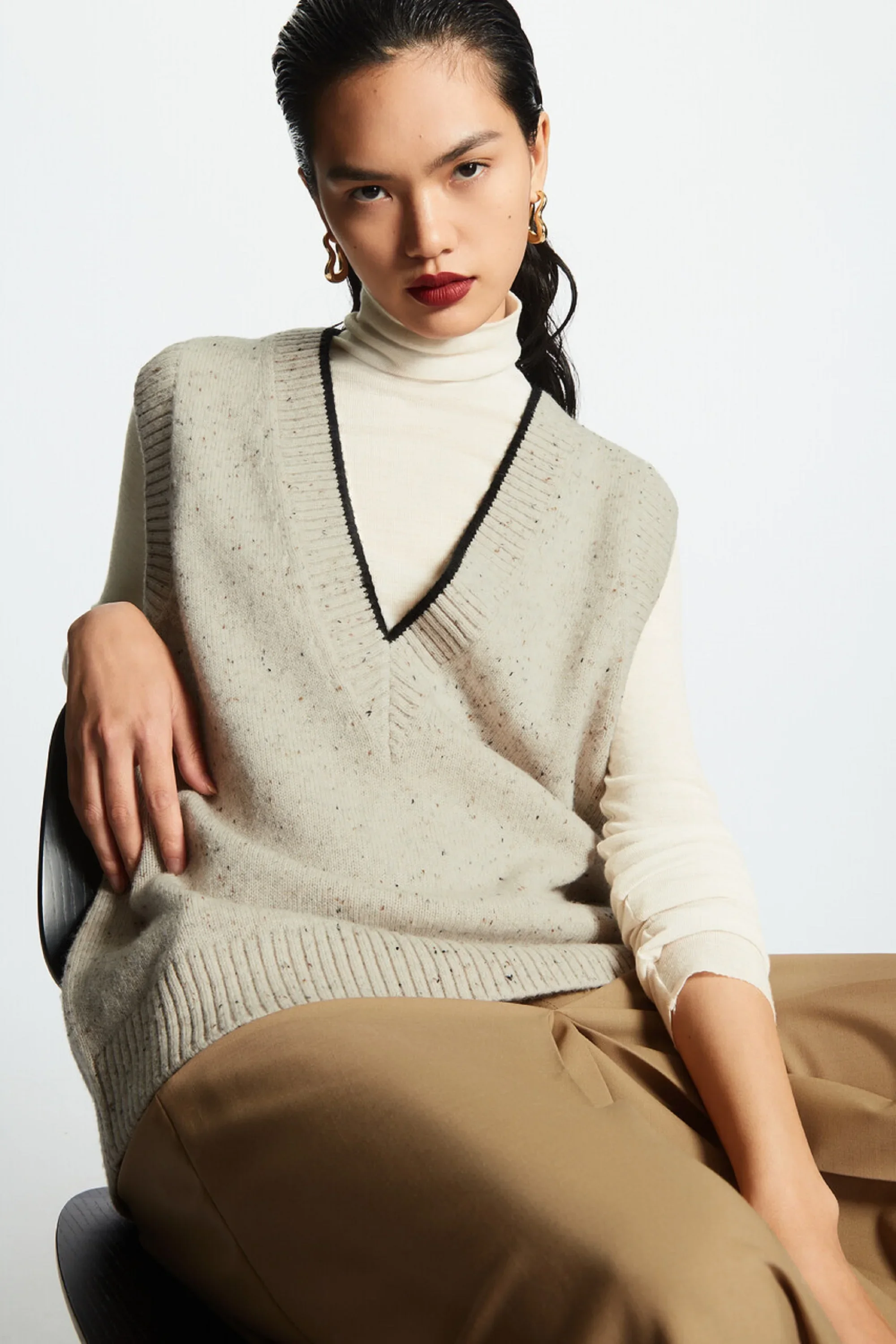 

Ethereal costume 2025 cos spring new style of Ladies' fashionable casual style contrasting color V-neck wool blend knitted vest