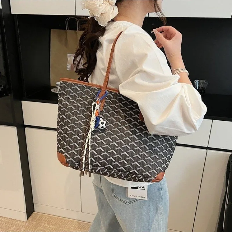 

2025 Trendy Light Luxury Handbag Set: 3-in-1 Crossbody/Belted/Tote Design for European Fashion Enthusiasts