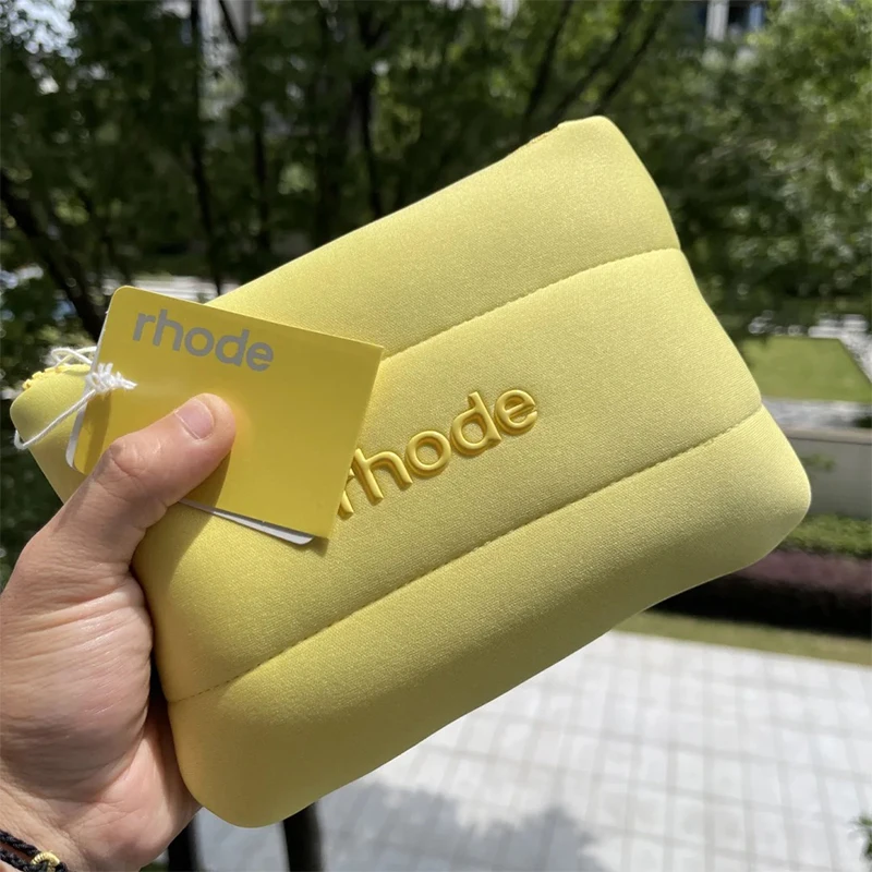 ลิปกลอสแฟชั่น แบรนด์เครื่องสำอาง กระเป๋าเครื่องสำอาง โฟมล้างหน้าสูตรอ่อนโยน ติดทนนาน ฟื้นฟูผิวหน้า ดินสอเขียนขอบปาก 11 สี