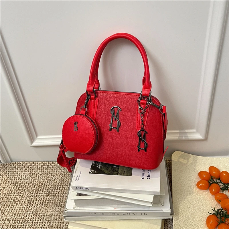 حقائب يد أنيقة للنساء من الجلد الطبيعي، من العلامة التجارية الفاخرة مع عناصر زخرفية، إكسسوار خالد ومتعدد الاستخدامات