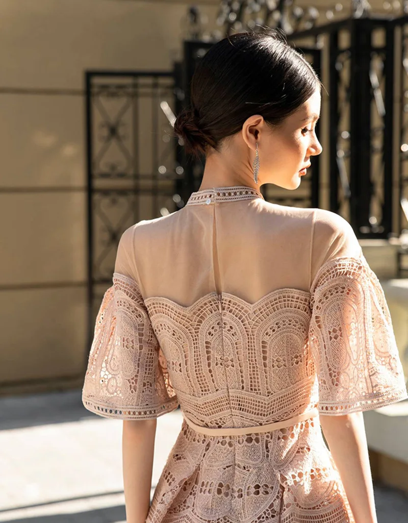 فساتين بحزام مطرز بالدانتيل الفاخر الخفيف للربيع للنساء بدون أكمام ورقبة على شكل V فستان غير منتظم صيفي بخصر عالٍ فستان قصير متأرجح كبير #2