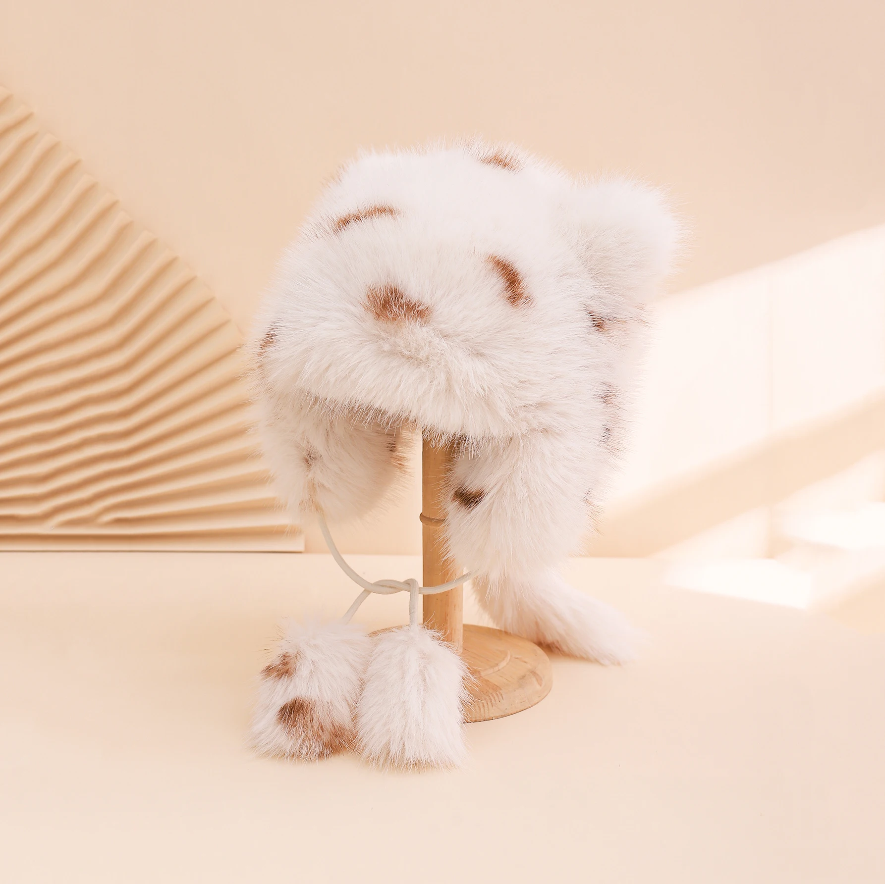 Koreanische Mode, süßer Bär, bestickter Fuzzy-Tail-Plüsch-Lei-Feng-Hut, Herbst-Winter-Wärme im Freien, gemütliches und stilvolles Accessoire
